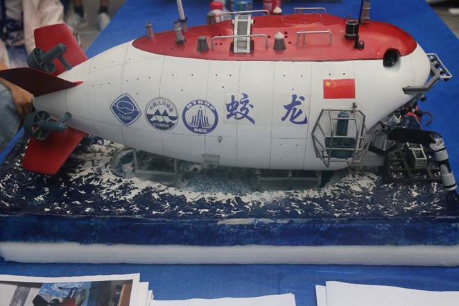 手工制作的载人深海潜水器"蛟龙号"